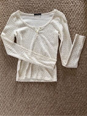 NWOT Brandy Melville Zelly Floral Cream Top